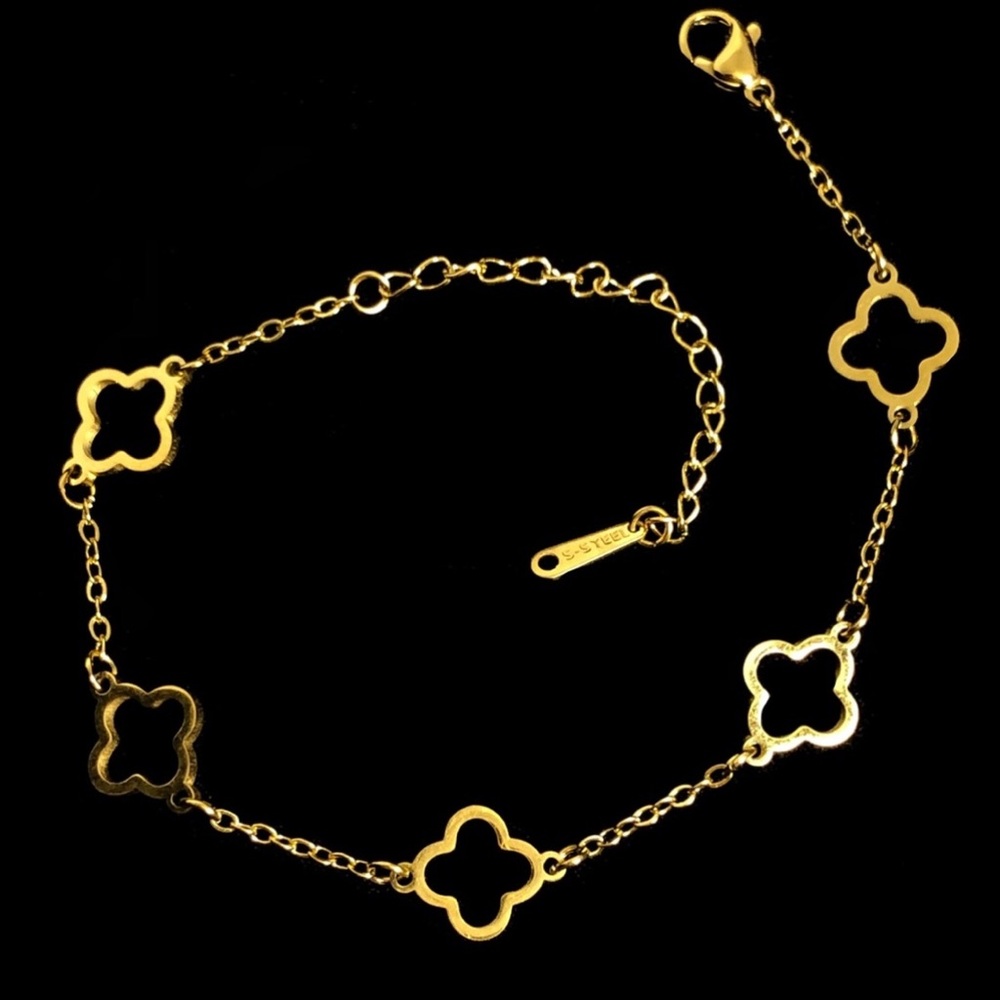 👙$5 Clear Out Sale👛 
Gold Quatrefoil Chain Bracelet with Adjustable Clasp